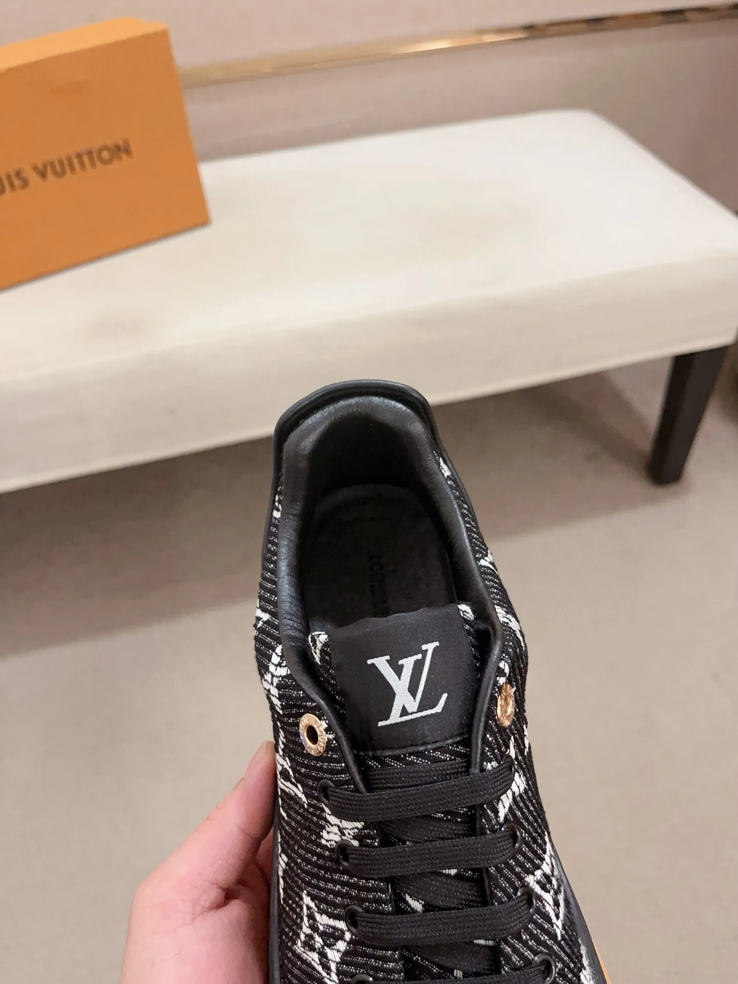 Men's shoes💰 400💰Louis Vuitton (Louis Vuitton/LV) top 🔍🔍 new models are on sale at the same time, the upper 🇮🇹 imported first-layer cowhide from Italy, fully imported sheepskin lining 💪💪, completely 1⃣️ to 1 ⃣️Re-engraved🇮🇹💪💪, ⚠Sole: The original sole is specially provided by the original factory, the exclusive movable molded sole is super comfortable, ⚠The original factory follows the order, 🔍🔍high quality, you can enter and exit the counter at will, welcome to compare⚠. Code number: 38-44. Can be customized for 45 non-refundable!